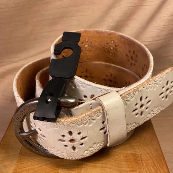 Olga Santini almost NEW laser cut leather belt - Picture 6 of 16